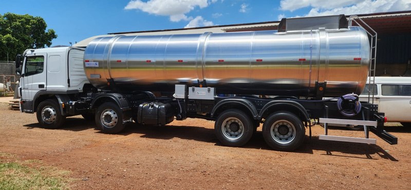 Implemento rodoviário com tanque em aço inox fabricado pela Faccinox, em campo